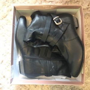 NWOT Size 11 M Fergie boots.